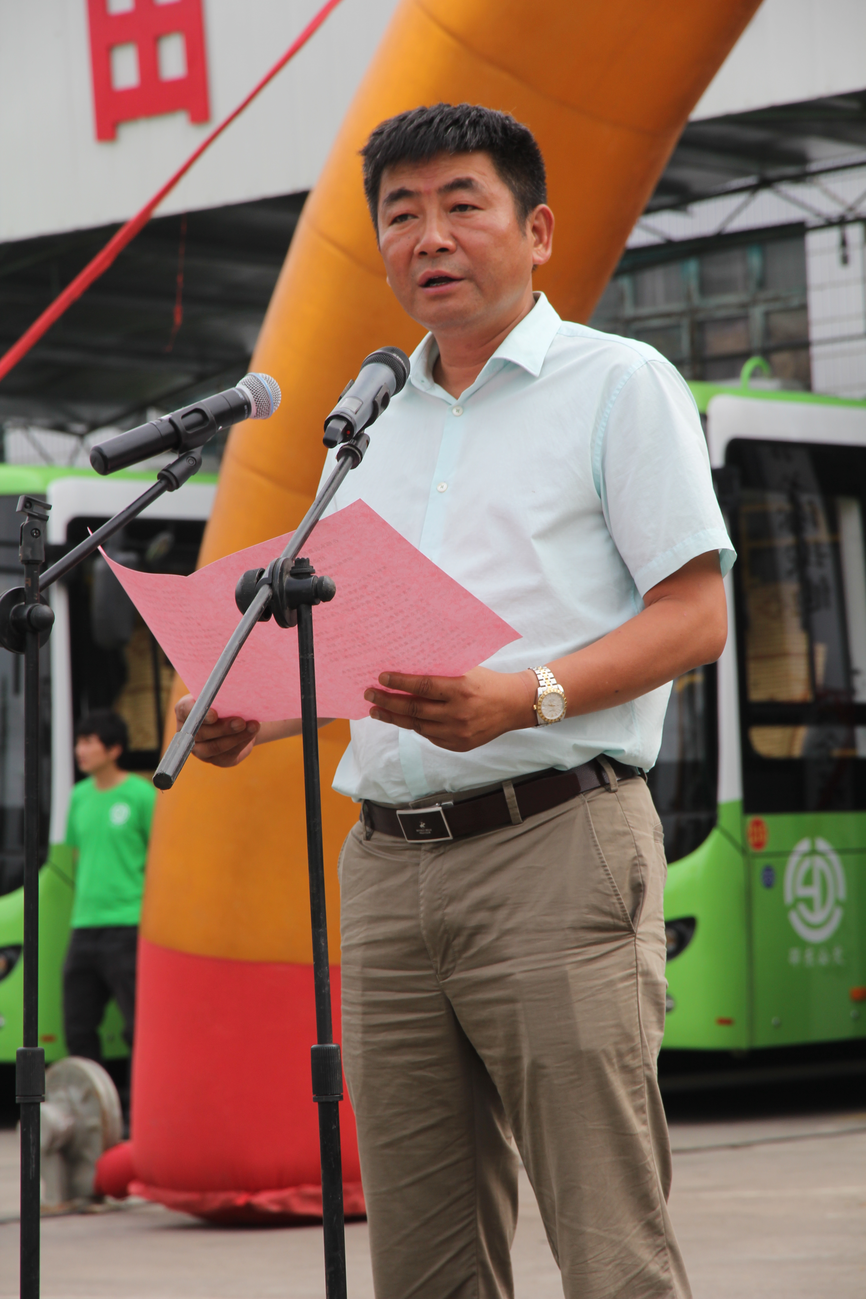 圖為純電動(dòng)公交車整裝待發(fā)。圖為市民在試乘純電動(dòng)公交車