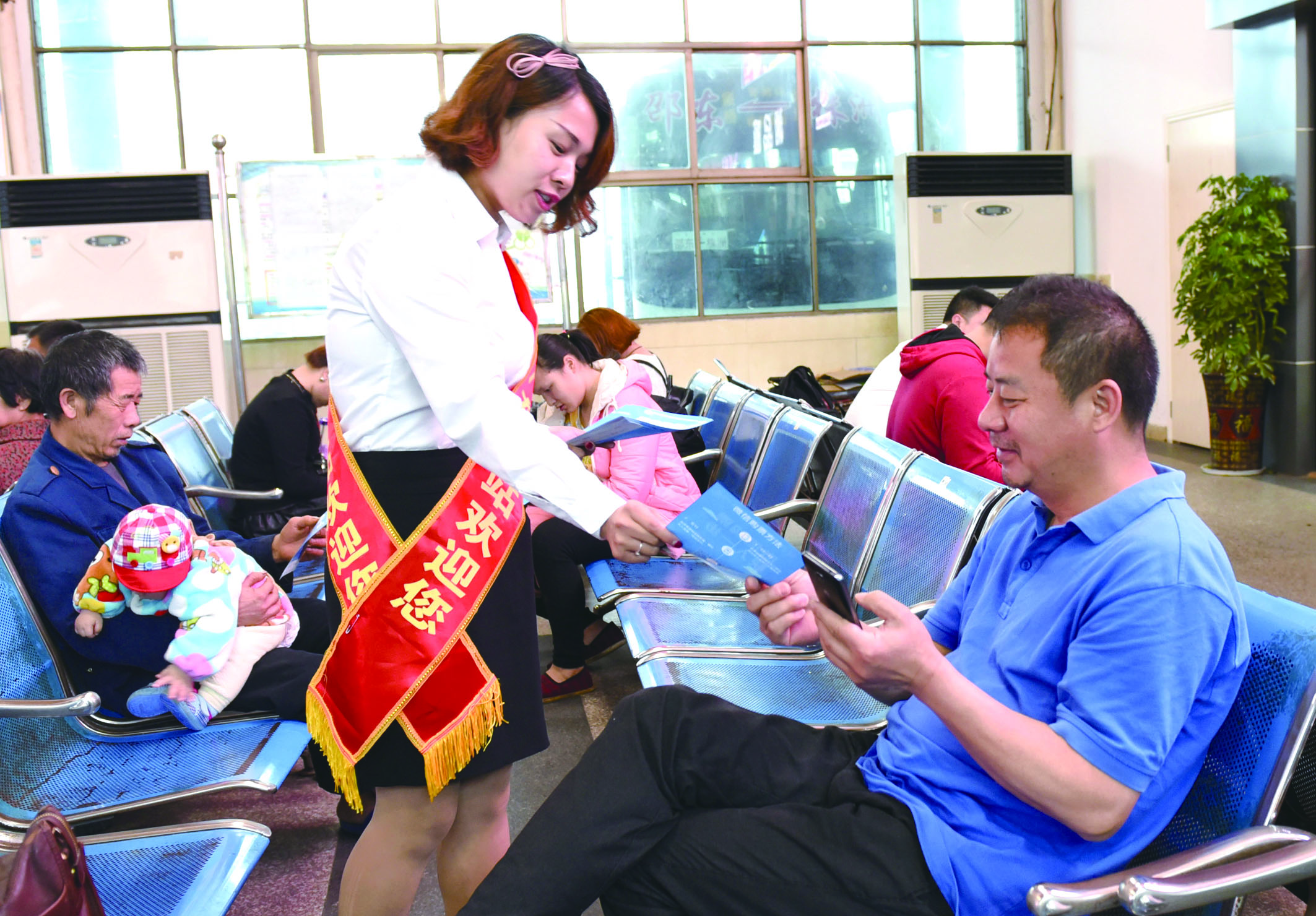 4月21日，邵東汽車西站工作人員在向旅客推介互聯網+站+車+客平臺的推廣應用與購票實名制宣傳。