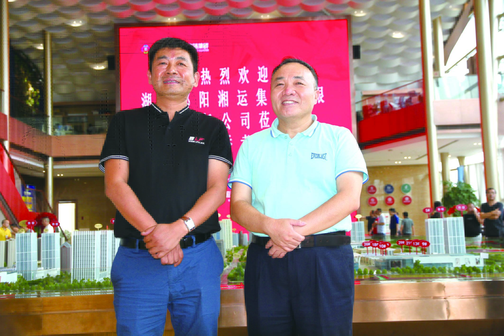 傅勝龍董事長(zhǎng)（右）在長(zhǎng)沙會(huì)見王宏波董事長(zhǎng)（左）。