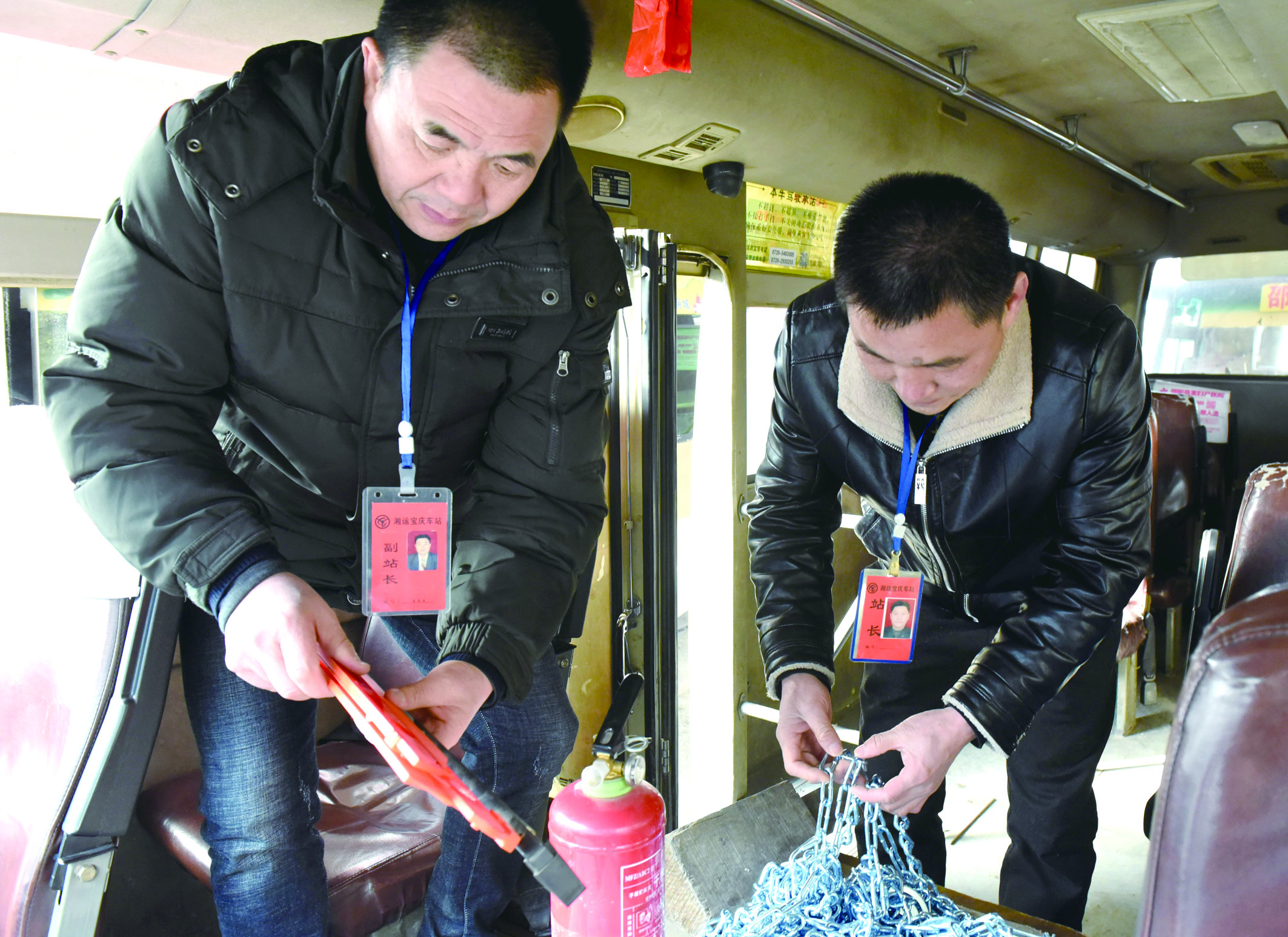 2月8日，市寶慶汽車站工作人員正在營運車上檢查應(yīng)急設(shè)施及器材是否齊全有效