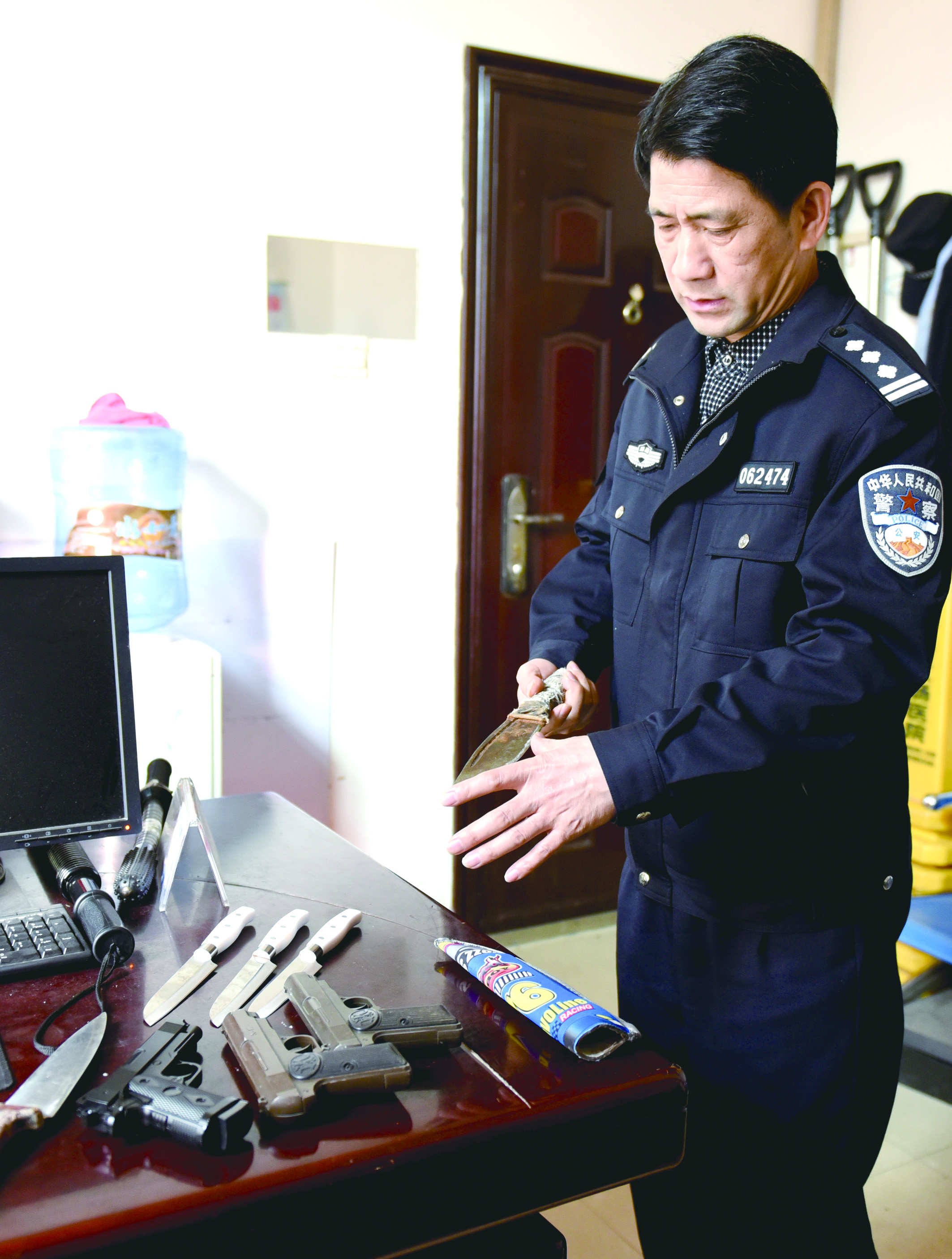 3月12日，邵東汽車西站警務室民警正在對所查獲的違禁品進行清點