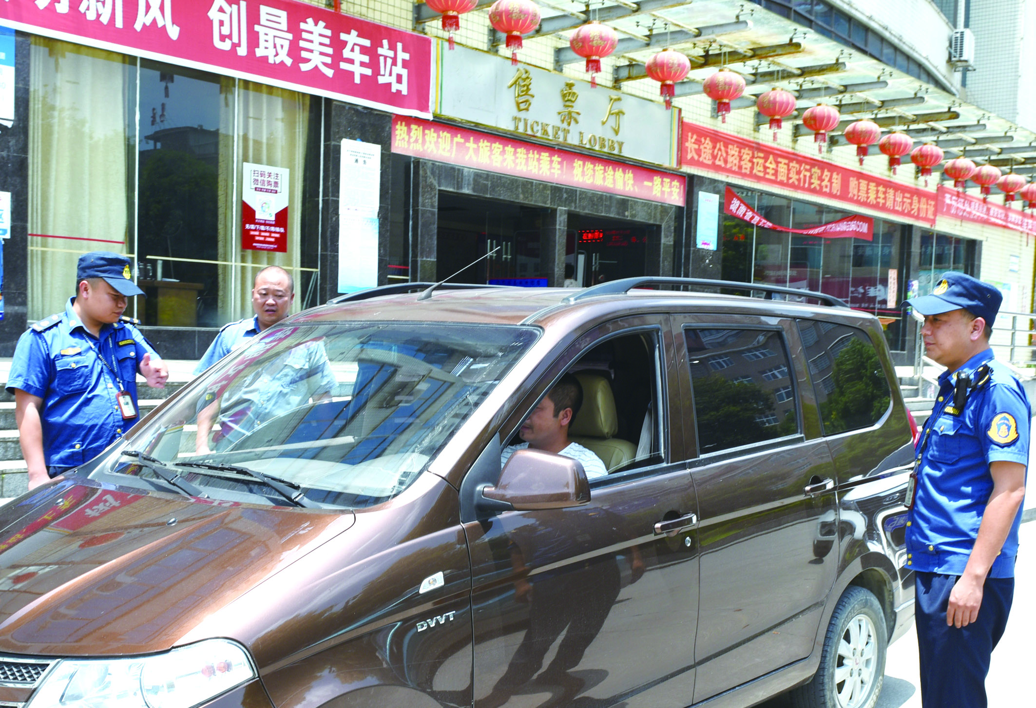 7月10日，洞口縣黃橋鎮(zhèn)副鎮(zhèn)長(zhǎng)謝揚(yáng)標(biāo)（右）在黃橋汽車(chē)站檢查營(yíng)運(yùn)客車(chē)安全檢查情況。近段時(shí)間以來(lái)，黃橋汽車(chē)站全面排查交通安全等方面存在的安全隱患，并及時(shí)予以整改到位，做到防患于未然，確保安全生產(chǎn)工作萬(wàn)無(wú)一失。據(jù)了解，今年上半年已消除交通安全隱患10余起。  李祖冠    攝影報(bào)道 