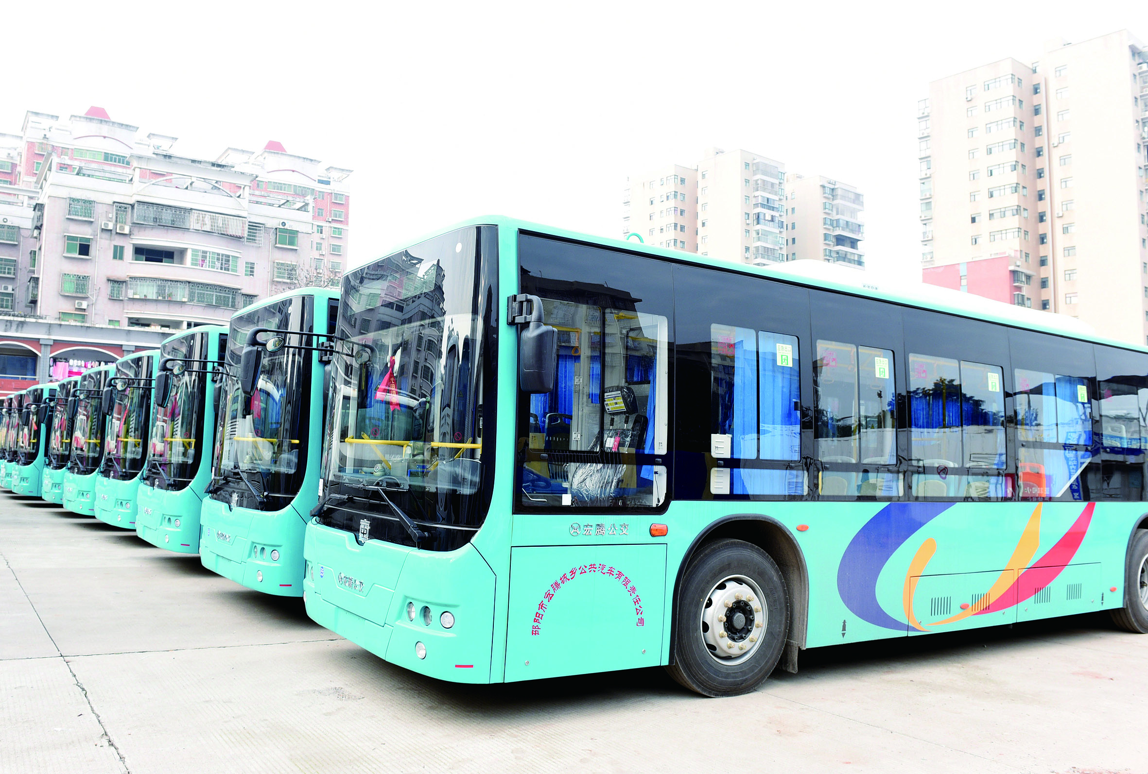 2月26日，筆者在宏騰城鄉(xiāng)公共汽車公司偌大的停車坪見到，其30輛公交車輛成一字型排列整裝待發(fā)。
