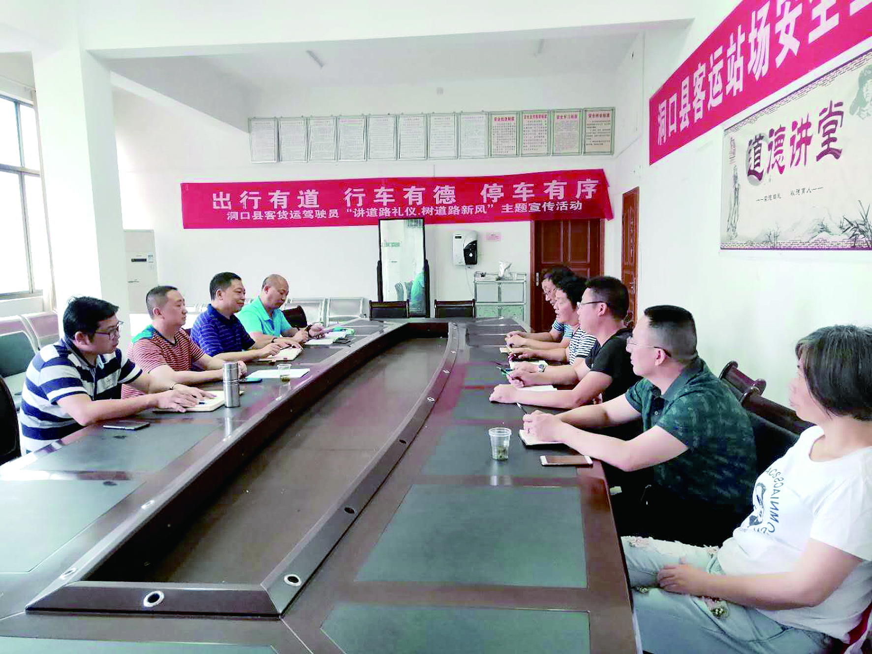 6月12日至13日，集團公司董事、副總經(jīng)理唐新宇率辦公室、房產(chǎn)基建、企管部門負(fù)責(zé)人深入分公司就門面合同等事項進(jìn)行核查和清理，并對門面經(jīng)營狀況調(diào)研。據(jù)悉，兩天時間核對門面合同144份。 ? 為切實加強企業(yè)內(nèi)部管理，集團公司決定對全司門面管理開展清理，成立集團公司門面清理領(lǐng)導(dǎo)小組以抓好此項工作。圖為唐新宇（左二）在洞口客運分公司部署相關(guān)工作。 祖冠 攝影報道