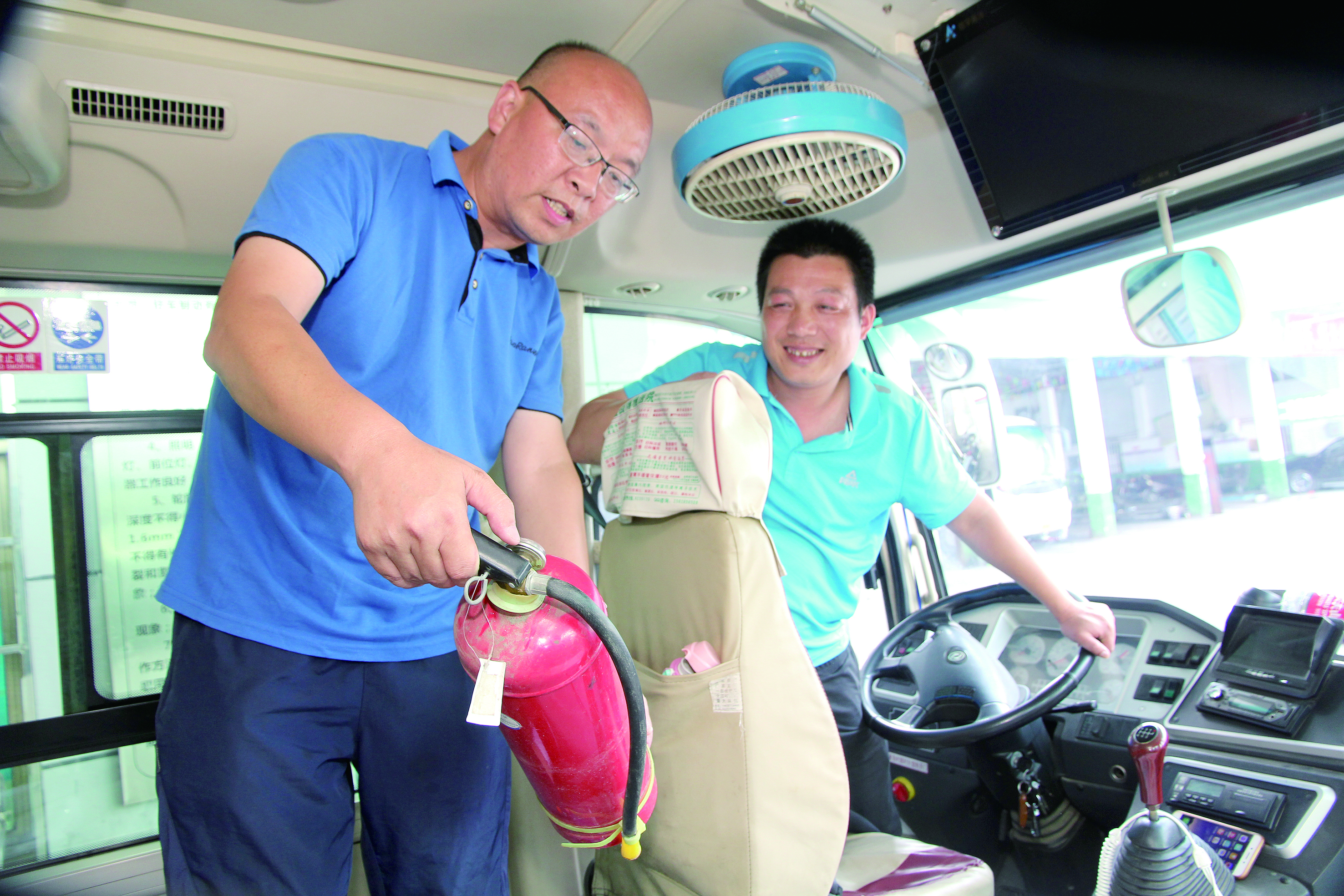 安全稽查兩不誤 ——記集團公司優(yōu)秀共產(chǎn)黨員、隆回汽車西站副站長李擁政 肖秀華